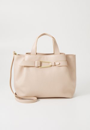 sac à main en cuir beige avec une finition texturée. Il dispose de deux poignées courtes et d'une bandoulière amovible, rehaussée d'un détail de boucle en or.
