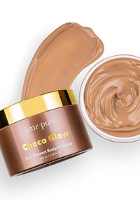 Choco Glow kroppshydrator i en brun burk med guldock; rik, krämig textur visad i en skål, ljusbrun färg med en jämn finish.