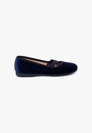 Ballerines en velours bleu marine avec un bout arrondi et une sangle élastique sur le coup de pied. Texture lisse et design minimaliste.