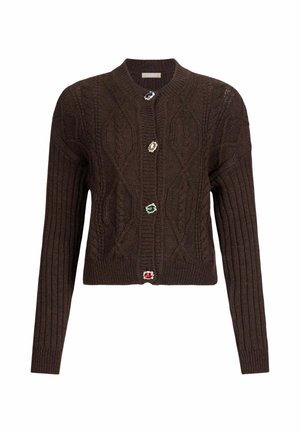 Cardigan di colore marrone lavorato a maglia con un motivo a treccia testurizzata, maniche a costine e bottoni decorativi con accenti colorati.