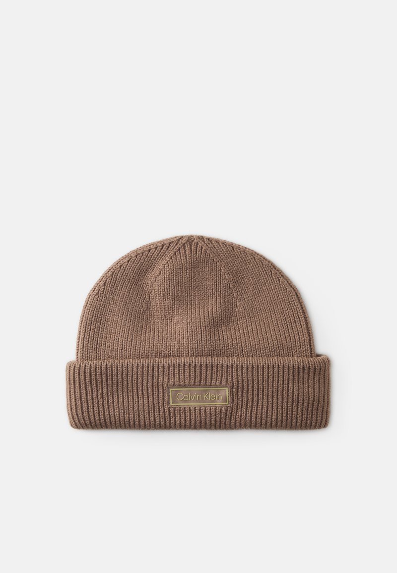 Gorro de malha castanho com uma dobra à moda de canelado e um logo retangular da Calvin Klein em dourado na frente.