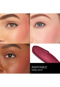 Drie close-up portretten van verschillende huidskleuren met blozende wangen tonen gevarieerde oogkleuren. Een kleurstaal van diep pruime lippenstift is inbegrepen.