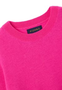 Suéter de cachemira fucsia con un escote redondo acanalado y una etiqueta de marca que muestra "PIOMBO". Textura suave con un acabado liso.