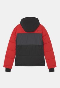 Chaqueta inflable roja y negra con capucha. Bloques de color horizontales en rojo, gris y negro. Cuenta con puños elásticos y un logo cerca del cuello.