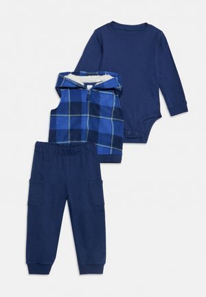 Tenue pour tout-petit comprenant un body bleu marine à manches longues, un gilet zippé à capuche à carreaux bleus avec doublure polaire, et un pantalon bleu marine à taille élastique avec poches.