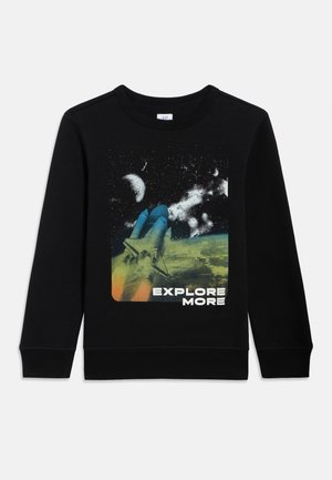 Zwarte sweater met kleurrijke ruimtevaarderafbeelding, sterren, planeten en de tekst "EXPLORE MORE" op de voorkant.