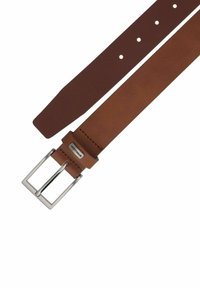 Bruin leren riem met een rechthoekige zilveren metalen gesp, met vijf verstelgaten en zichtbare stiksels langs de randen.