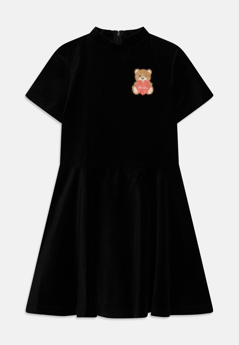 Robe noire en velours à manches courtes avec col montant, jupe évasée et ours en peluche tenant un cœur rouge brodé sur la poitrine.