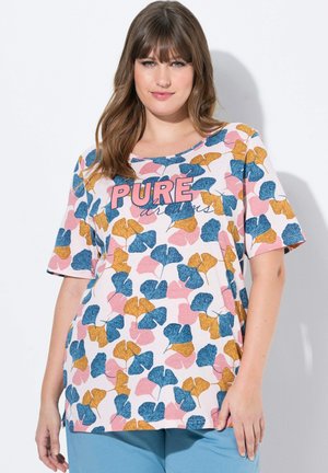 Camiseta corta de manga corta en rosa claro con un patrón de hojas de ginkgo multicolores. Presenta un escote redondo y un gráfico de "PURE" en rosa negrita.