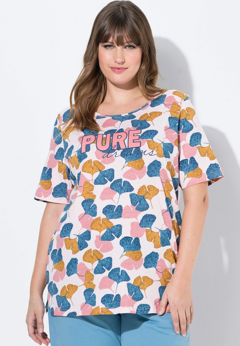Camiseta corta de manga corta en rosa claro con un patrón de hojas de ginkgo multicolores. Presenta un escote redondo y un gráfico de "PURE" en rosa negrita.
