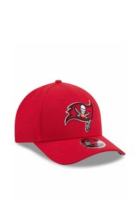 Rote Baseballmütze aus Stoff mit einem gestickten Skull-und-Kreuzbone-Logo auf einer Flagge. Gebogener Schirm und verstellbares Band.