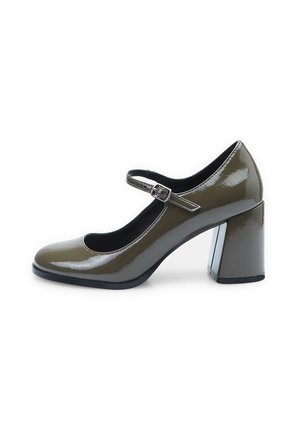 Groene lakleren Mary Jane schoen met een ronde neus, verstelbare gesp en een blokhak. Glad, glanzend oppervlak.