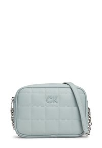 Borsa a tracolla leggera blu chiaro in ecopelle, con chiusura superiore a zip, logo impressa e tracolla in catena argentata staccabile.