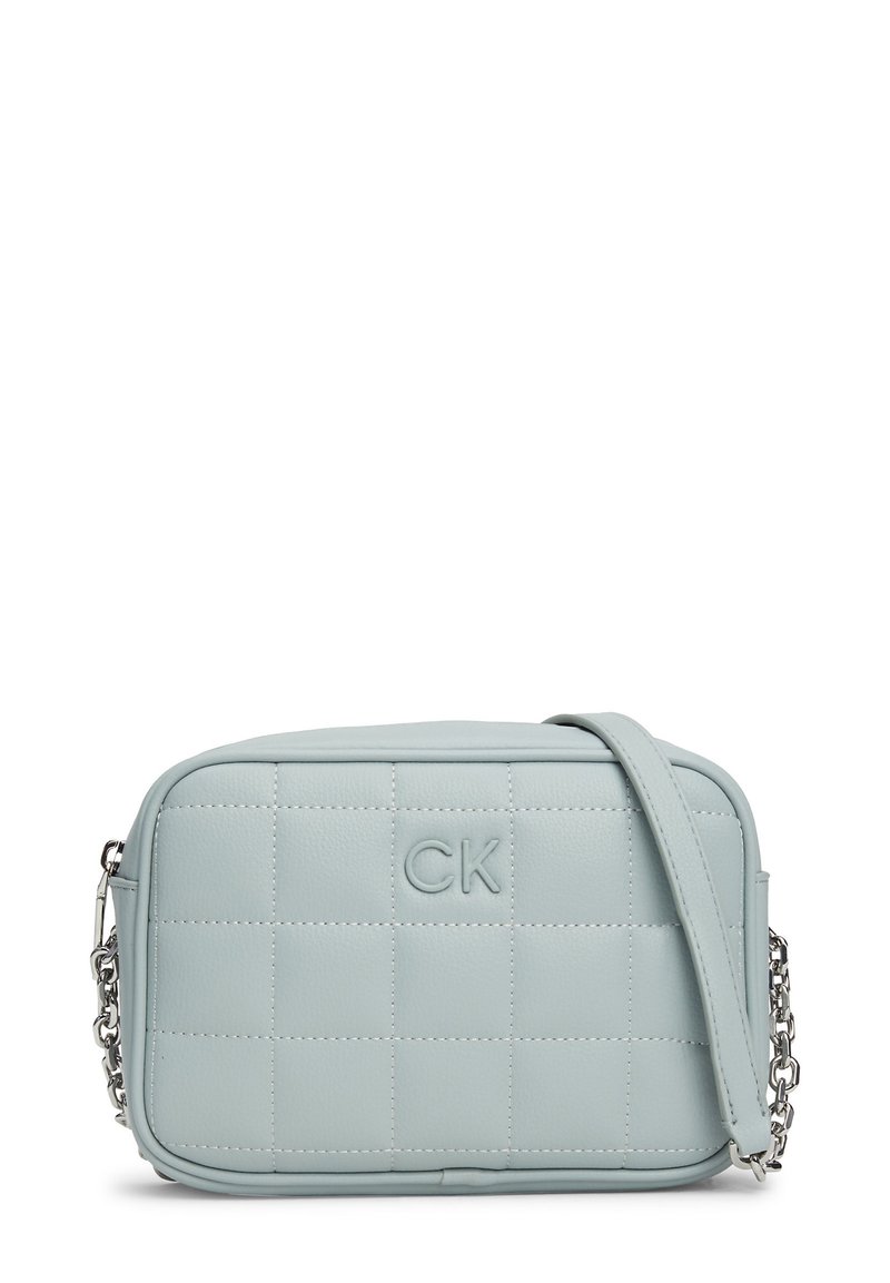 Borsa a tracolla leggera blu chiaro in ecopelle, con chiusura superiore a zip, logo impressa e tracolla in catena argentata staccabile.