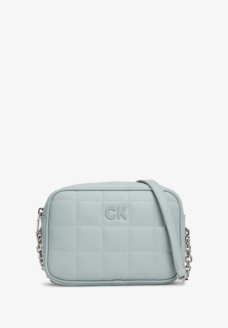 Borsa a tracolla leggera blu chiaro in ecopelle, con chiusura superiore a zip, logo impressa e tracolla in catena argentata staccabile.