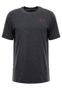 Tmavě šedé tričko s krátkým rukávem, vyrobené z měkké látky. Kulatý výstřih s malým červeným logem na levé hrudi. Normální střih, hladká textura.