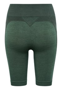 Mörkgröna idrottsshorts med en texturerad midjeband, som har en elastisk passform och knälängd design. Slät tyg med subtila mönsteraccenter.