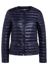 Tummansininen tikattu puffatakki, jossa on etuvetoketju, kaksi napillista taskua ja Polo Ralph Lauren -brändäys rinnassa ja kauluksen sisäpuolella.