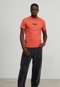 Calvin Klein CUT THROUGH LOGO - Apdrukāts T-krekls - copper sun
