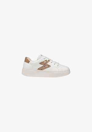 Witte leren sneakers met een getextureerd oppervlak, voorzien van een gouden glitter bliksemschicht ontwerp en een metallic gouden hielaccent.