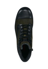 Schwarze Leder- und grüne Wildlederstiefel mit runder Zehenpartie, Schnürverschluss, strukturiertem Innenfutter und orangen Nähten.