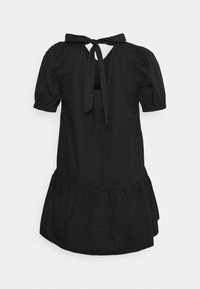 Abito nero a maniche corte con vita arricciata, maniche a sbuffo e gonna a strati. Presenta un fiocco sul retro e un'apertura a forma di V.