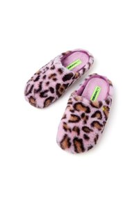 Pantoufles en fausse fourrure douce avec un imprimé léopard rose, dotées d'un intérieur moelleux et d'un design à enfiler, avec une étiquette logo verte à l'intérieur.