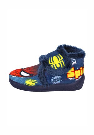 Zapatillas temáticas de Spider-Man en azul con un forro mullido azul marino, que presentan diseños gráficos de Spider-Man, arañas y acentos de texto coloridos.