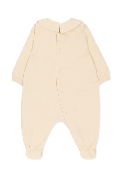 Beiger Babysbody aus weichem Stoff, mit rundem Kragen, langen Ärmeln und gerafften Bündchen. Druckknöpfe entlang der Vorderseite.