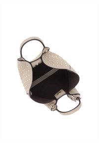 Graue Ledertasche mit goldfarbenen Nieten. Offenes Design, innen mit dunklem Stofffutter, beinhaltet ein kleines Reißverschlussfach.