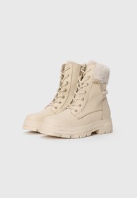 Beige snørestøvler med pelskant i imitasjonsmateriale, teksturert læroverdel og en solid gummisåle med mønstret såle.