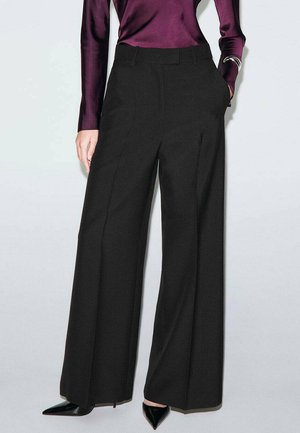 Czarne spodnie o szerokich nogawkach wykonane z usztywnionej tkaniny, z wysokim stanem, bocznymi kieszeniami i czystym, dopasowanym krojem.