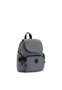 Blau-weiß gemusterter Rucksack mit Klappenverschluss, Front-Reißverschlussfach, schwarzen Stoffakzenten und einem dekorativen Affen-Schlüsselanhänger.