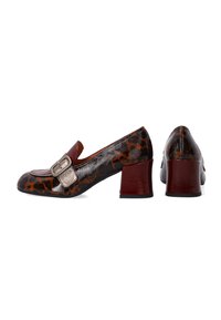 Bruine en zwarte lederen schoenen met vruchtvlekte print, rond neus, decoratieve zilveren gesp en een bordeauxrode blokhak.