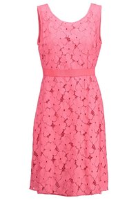 Robe rose sans manches en dentelle avec motif floral et ceinture unie à la taille. Texture lisse avec une silhouette ajustée.