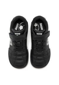 Schwarze Fußballschuhe aus synthetischem Material, mit einem gesteppten Design, strukturierten Oberflächen, Schnürsenkeln und einem Klettverschluss für sicheren Halt.