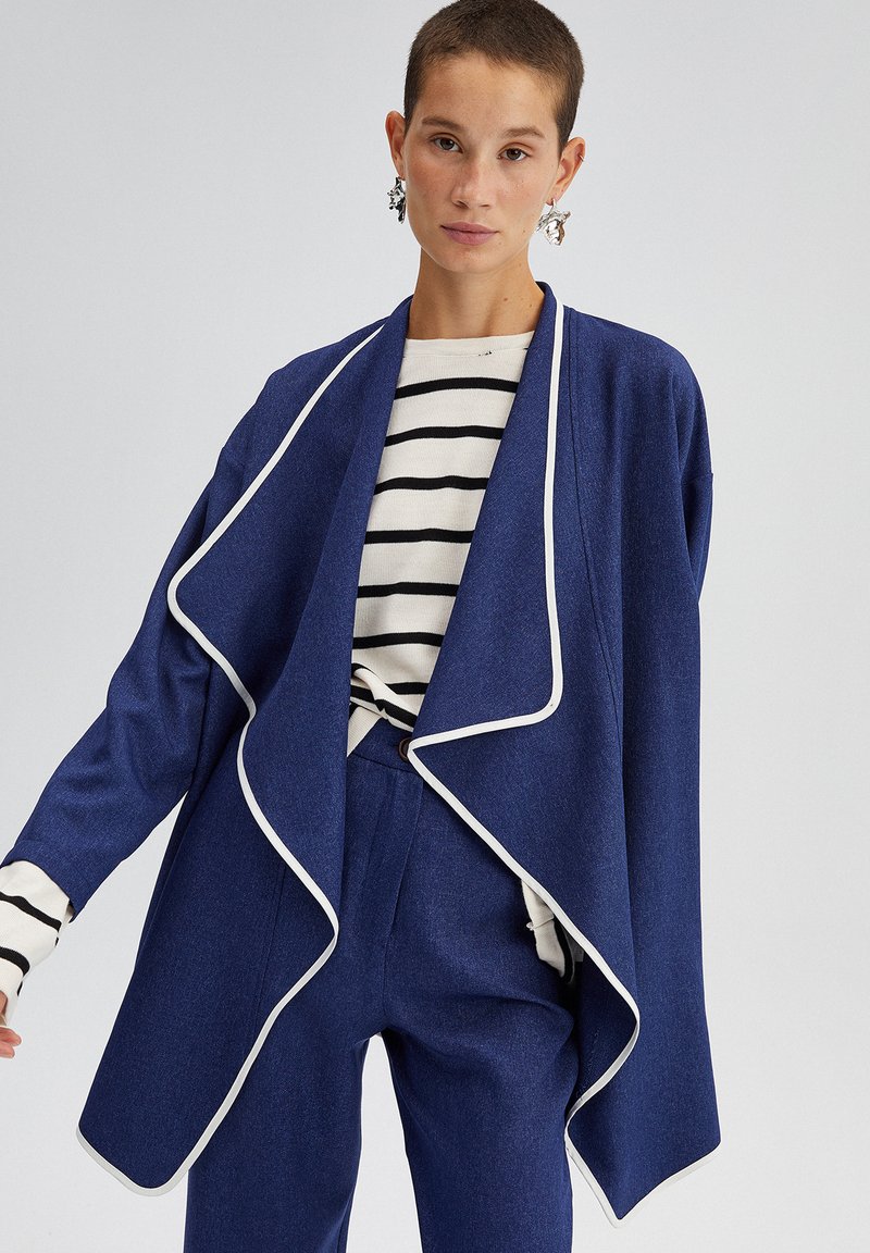 Touché Privé BLOUSILY JACKET WITH TRIM DETAILS - Cappotto corto - stone blue denim
