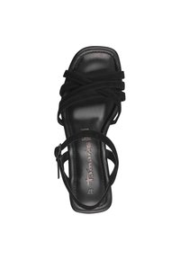 Sandalo nero con cinturini incrociati in suede, punta quadrata e fibbia alla caviglia. Soletta in pelle liscia con marchio impresso.