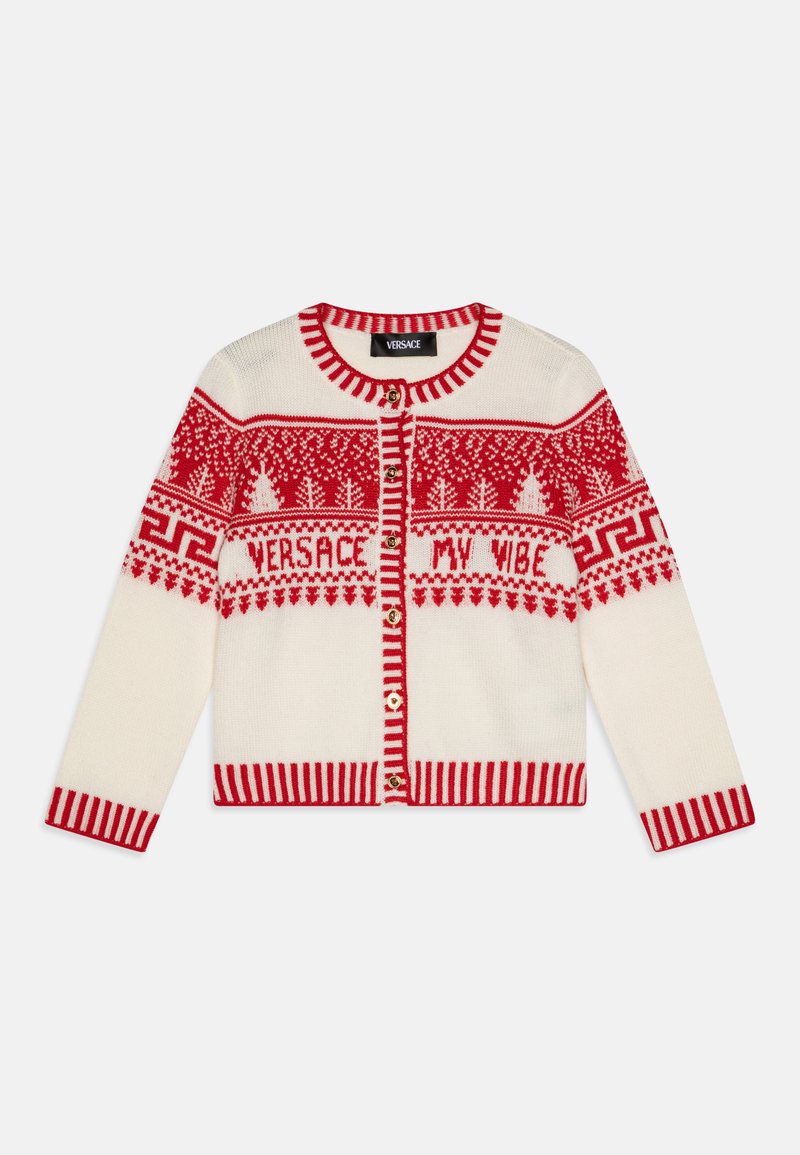 Weißer Strickcardigan mit roten geometrischen und Baummustern, geripptem Saum und Bündchen, goldenen Knöpfen und dem Text "VERSACE MY VIBE" auf der Vorderseite.