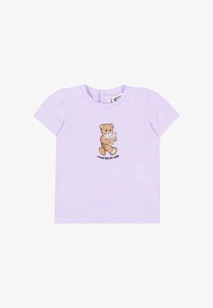 Liliowy t-shirt dla malucha z krótkim rękawem, z nadrukiem misia trzymającego różowy bukiet kwiatów oraz napisem "Moschino" poniżej.