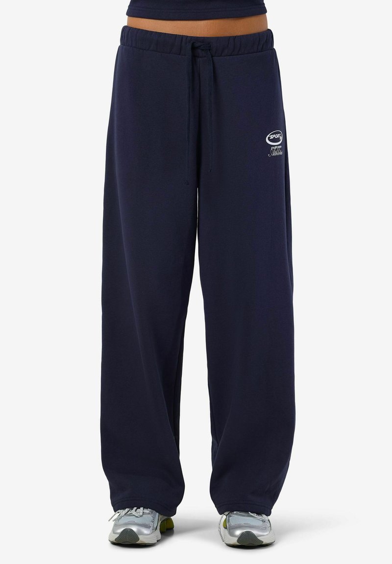 Jūras spēku platās bikses ar elastīgu jostu un auklu. Iespējo neliels balts logo kreisajā pusē. Mīksta, gluda auduma.