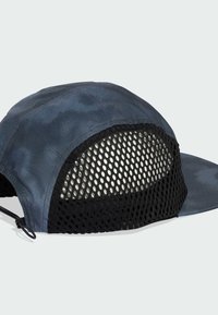 Tmavomodrá šiltovka s zadným panelom zo sieťoviny pre ventiláciu, s hladkým, textúrovaným povrchom a zakriveným šiltom. Súčasťou je nastaviteľný remienok.