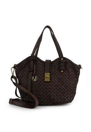 Mørkebrun flettet læderhåndtaske med to top-hanke, en aftagelig skulderrem og en forside spænde med metal accenter.