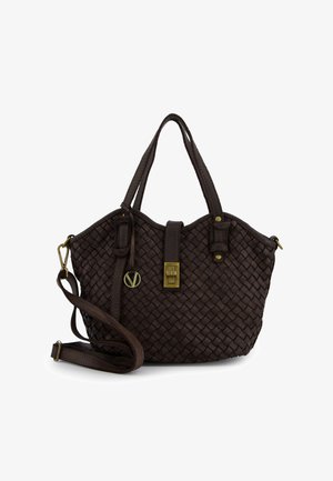 Ciemnobrązowa pleciona skórzana torba na ramię z dwoma uchwytami u góry, odpinanym paskiem na ramię oraz frontowym zapięciem na klamrę z metalowymi akcentami.