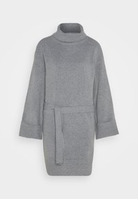 Robe tricotée gris clair avec un col montant haut, des manches longues et une taille ceinturée. Coupe décontractée avec poignets côtelés. Texture douce.