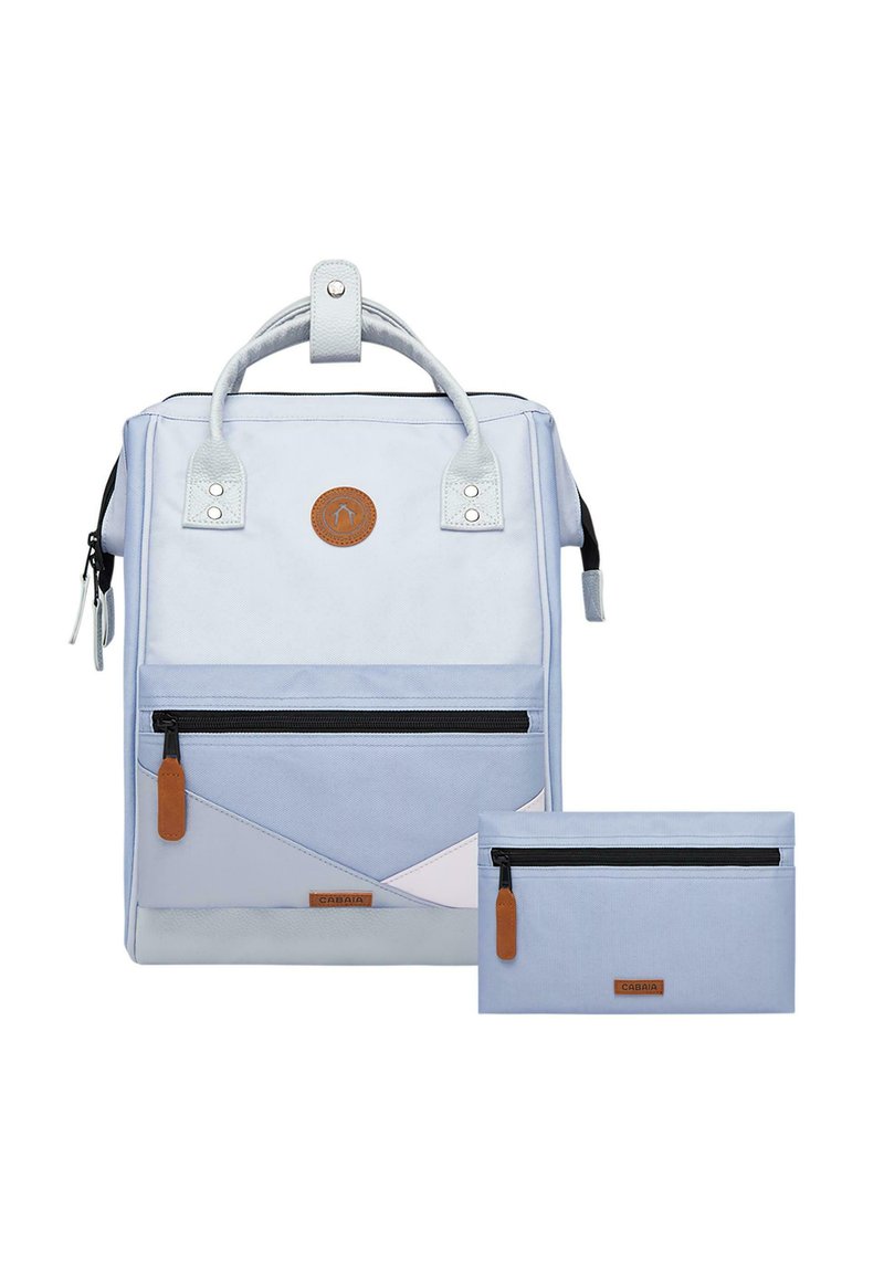 Zaino azzurro chiaro in tessuto con un compartimento principale, tasca frontale con zip, dettagli in pelle e una bustina più piccola staccabile.