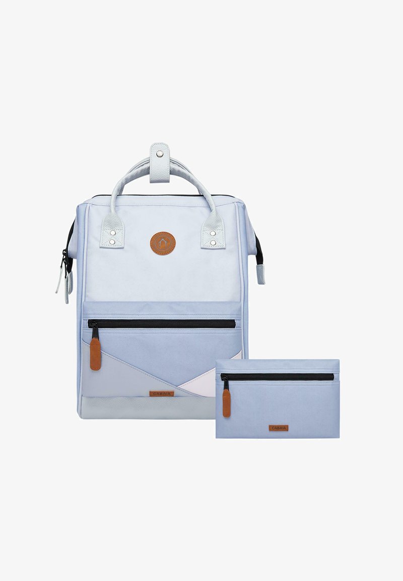 Hellblauer Rucksack aus Stoff mit einem Hauptfach, einer vorderen Reißverschlusstasche, Lederakzenten und einem abnehmbaren kleineren Beutel.