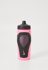 Nike waterfles met een felroze body, een zwarte rubberen grip met een gestructureerd patroon en een zwarte schroefdop met een mondstuk.