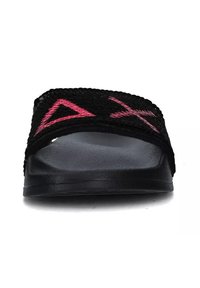 Pantofole nere con una fascia intrecciata che presenta accenti geometrici rosa. Suola piatta con una texture liscia, progettata per un facile utilizzo.