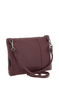 Borsa a tracolla in pelle borgogna con finitura testurizzata, chiusura con zip e tracolla regolabile. Presenta un design elegante e minimalista.